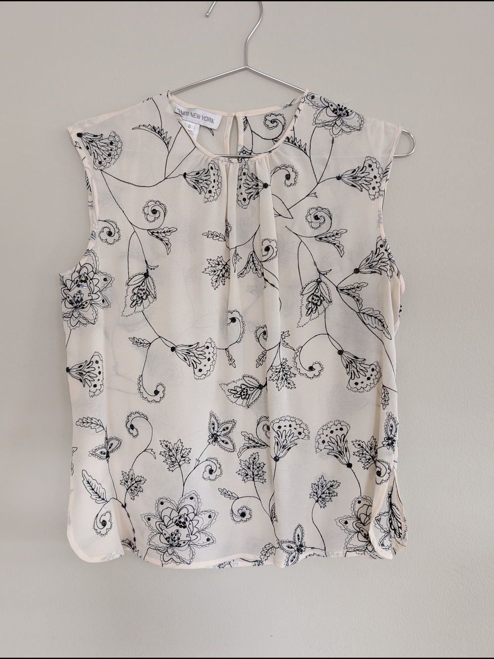 Jones New York Black & Cream Floral Sleeveless Top 100% Silk Size 6